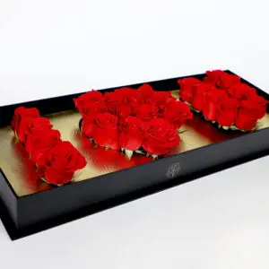 Caja de rosas rojas en diseño 'I LOVE YOU' con base dorada y caja negra de lujo